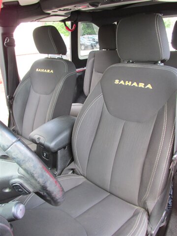 2015 Jeep Wrangler Unlimited Sahara 4x4 - Photo 8 - Mishawaka, IN 46545