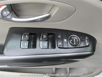 2017 Kia Sedona LX   - Photo 8 - Mishawaka, IN 46545