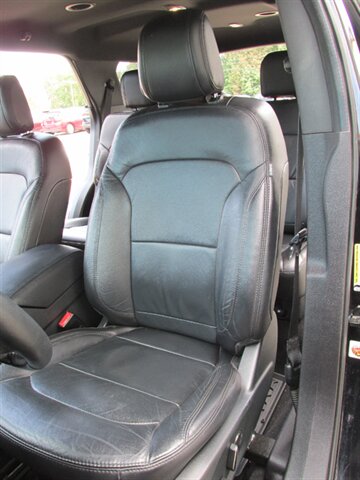 2018 Ford Explorer XLT 4x4 - Photo 10 - Mishawaka, IN 46545