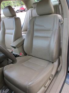 2005 Honda Accord EX V-6 w/Navi   - Photo 12 - Mishawaka, IN 46545