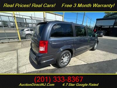 2009 Chrysler Town & Country Touring   - Photo 3 - Jersey City, NJ 07307