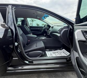2017 Nissan Altima 2.5 SR   - Photo 18 - Bakersfield, CA 93305