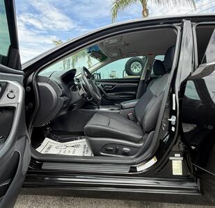 2017 Nissan Altima 2.5 SR   - Photo 6 - Bakersfield, CA 93305