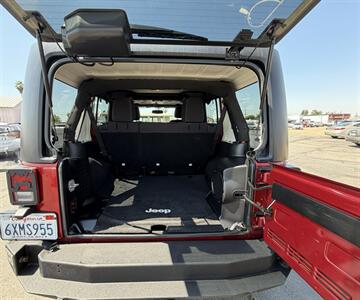 2013 Jeep Wrangler Unlimited Rubicon   - Photo 12 - Bakersfield, CA 93301