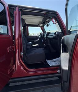 2013 Jeep Wrangler Unlimited Rubicon   - Photo 19 - Bakersfield, CA 93301
