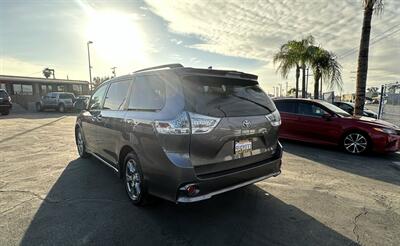 2019 Toyota Sienna SE Premium 7-Passenger   - Photo 9 - Bakersfield, CA 93301