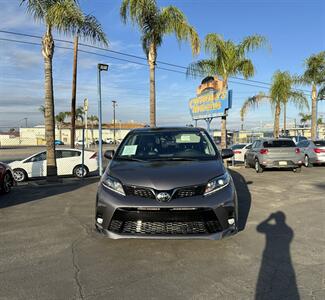 2019 Toyota Sienna SE Premium 7-Passenger   - Photo 2 - Bakersfield, CA 93301