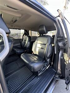 2019 Toyota Sienna SE Premium 7-Passenger   - Photo 8 - Bakersfield, CA 93301