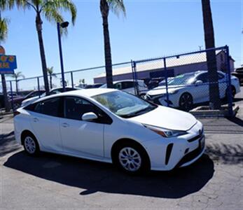 2019 Toyota Prius LE   - Photo 2 - Bakersfield, CA 93305