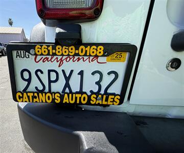 2017 Jeep Wrangler Unlimited Rubicon   - Photo 10 - Bakersfield, CA 93301