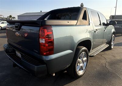 2010 Chevrolet Avalanche LT   - Photo 11 - Bakersfield, CA 93305