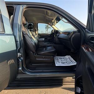 2010 Chevrolet Avalanche LT   - Photo 14 - Bakersfield, CA 93305