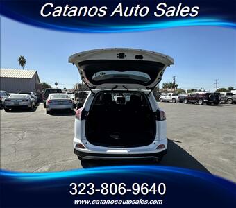 2018 Toyota RAV4 XLE   - Photo 8 - Bakersfield, CA 93301