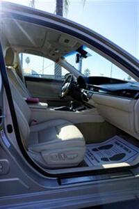 2014 Lexus ES 300h Sedan 2.5L L4 DOHC 16V HYBRID Continuously Variabl   - Photo 5 - Bakersfield, CA 93305