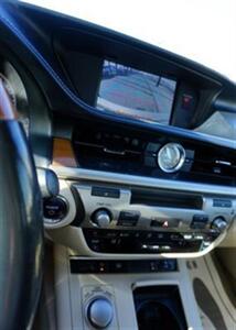 2014 Lexus ES 300h Sedan 2.5L L4 DOHC 16V HYBRID Continuously Variabl   - Photo 11 - Bakersfield, CA 93305