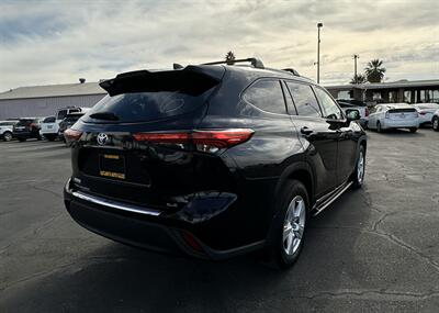 2022 Toyota Highlander XLE   - Photo 14 - Bakersfield, CA 93301