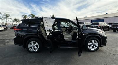 2022 Toyota Highlander XLE   - Photo 16 - Bakersfield, CA 93301