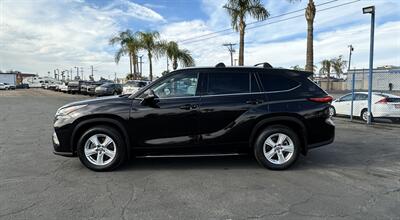 2022 Toyota Highlander XLE   - Photo 4 - Bakersfield, CA 93301