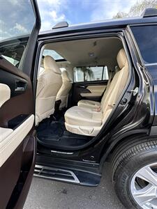 2022 Toyota Highlander XLE   - Photo 7 - Bakersfield, CA 93301