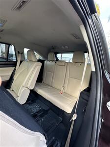 2022 Toyota Highlander XLE   - Photo 8 - Bakersfield, CA 93301