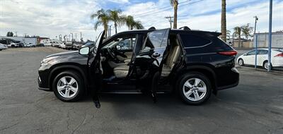 2022 Toyota Highlander XLE   - Photo 5 - Bakersfield, CA 93301