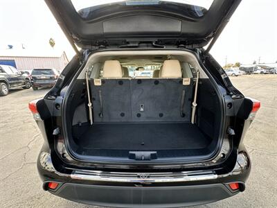 2022 Toyota Highlander XLE   - Photo 12 - Bakersfield, CA 93301