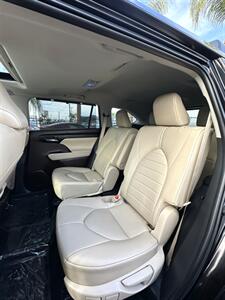 2022 Toyota Highlander XLE   - Photo 9 - Bakersfield, CA 93301