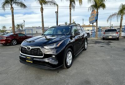 2022 Toyota Highlander XLE   - Photo 3 - Bakersfield, CA 93301