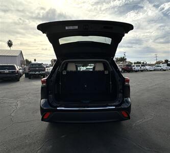 2022 Toyota Highlander XLE   - Photo 11 - Bakersfield, CA 93301