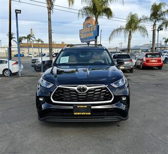 2022 Toyota Highlander XLE   - Photo 2 - Bakersfield, CA 93301