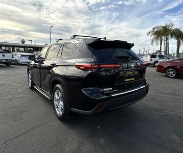 2022 Toyota Highlander XLE   - Photo 10 - Bakersfield, CA 93301