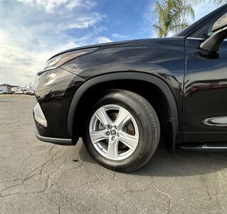 2022 Toyota Highlander XLE   - Photo 28 - Bakersfield, CA 93301