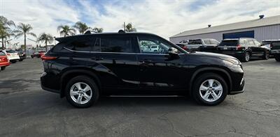 2022 Toyota Highlander XLE   - Photo 15 - Bakersfield, CA 93301