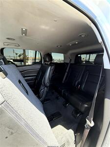 2023 GMC Acadia SLT - Photo 9 - Bakersfield, CA 93305