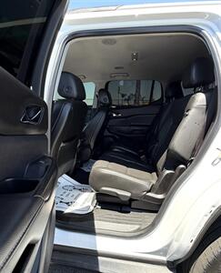 2023 GMC Acadia SLT - Photo 8 - Bakersfield, CA 93305