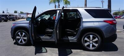 2021 Chevrolet Traverse LT Leather   - Photo 5 - Bakersfield, CA 93305