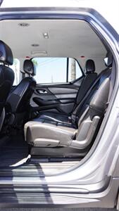 2021 Chevrolet Traverse LT Leather   - Photo 7 - Bakersfield, CA 93305