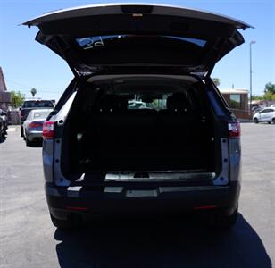 2021 Chevrolet Traverse LT Leather   - Photo 11 - Bakersfield, CA 93305