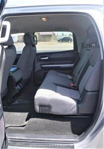2017 Toyota 4Runner Tundra SR5: Crew Max 2WD 5.7-Liter V-8   - Photo 6 - Bakersfield, CA 93305
