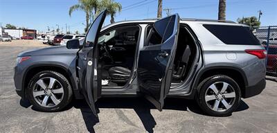 2019 Chevrolet Traverse LT Leather - Photo 5 - Bakersfield, CA 93305