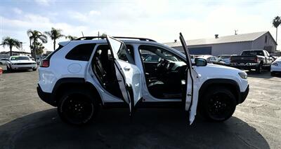 2019 Jeep Cherokee Trailhawk - Photo 16 - Bakersfield, CA 93301