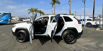 2019 Jeep Cherokee Trailhawk - Photo 5 - Bakersfield, CA 93301