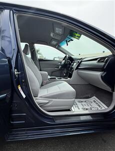 2017 Toyota Camry XSE   - Photo 16 - Bakersfield, CA 93305