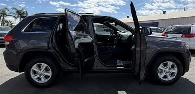 2015 Jeep Grand Cherokee Laredo   - Photo 16 - Bakersfield, CA 93305