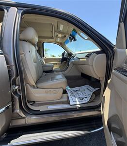 2012 Cadillac Escalade Luxury - Photo 19 - Bakersfield, CA 93301