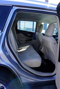 2019 Jeep Cherokee Latitude 4WD   - Photo 7 - Bakersfield, CA 93305