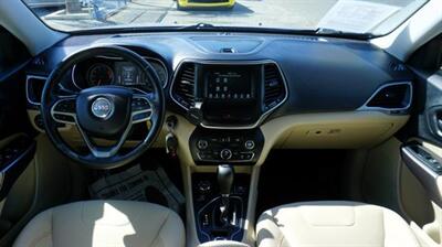 2019 Jeep Cherokee Latitude 4WD   - Photo 9 - Bakersfield, CA 93305