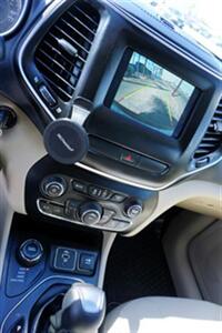 2019 Jeep Cherokee Latitude 4WD   - Photo 12 - Bakersfield, CA 93305