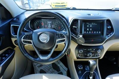 2019 Jeep Cherokee Latitude 4WD   - Photo 10 - Bakersfield, CA 93305