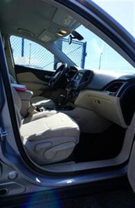 2019 Jeep Cherokee Latitude 4WD   - Photo 6 - Bakersfield, CA 93305